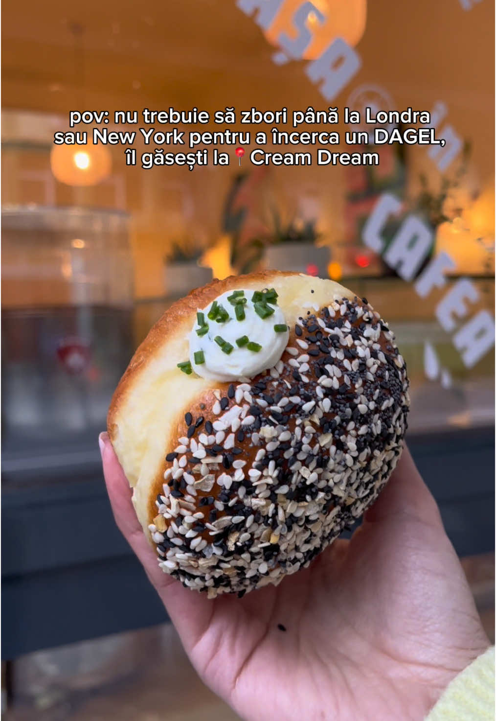 donut + bagel = ✨DAGEL✨ -> umplutură din cremă de brânză și chives la interior și mix de semințe everything bagel seasoning la exterior 🤤 📍Bd. Dacia 49 #fyi #sweet #creamdream #donuts #food #gogosi #bucuresti #cafea #donutshop #coffee #Foodie #foryou #cafeneabucuresti #romania