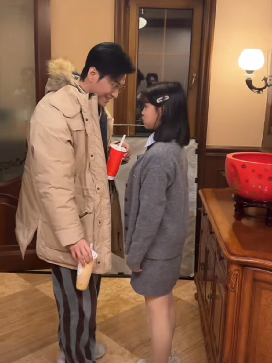 He let her choose which one she wanted to drink☺️☺️ Yulong&Miemie live 22/1/2025 #fyp #yangmiemie #咩咩 #tiktok #yulongmiemie #yulong #于龙 