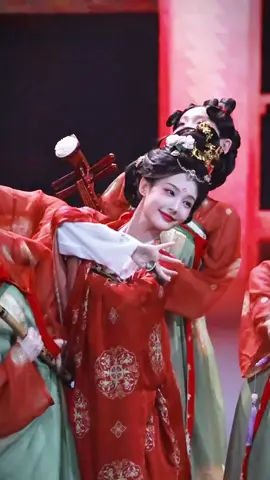 หลี่อี้ถงกับการแสดง《贵妃醉酒2025》 ในงาน Douyin Xiaonian Festival Gala สมกับที่จบระบำพื้นเมืองมา สวยมากกกกก🥰 #หลี่อี้ถง #liyitong #李一桐 #fyp #fyp #edit #viral #video #ดาราจีน🇨🇳 #ดาราจีน #ฟีดดดシ #เทรนด์วันนี้ #เปิดการมองเห็น #dance 