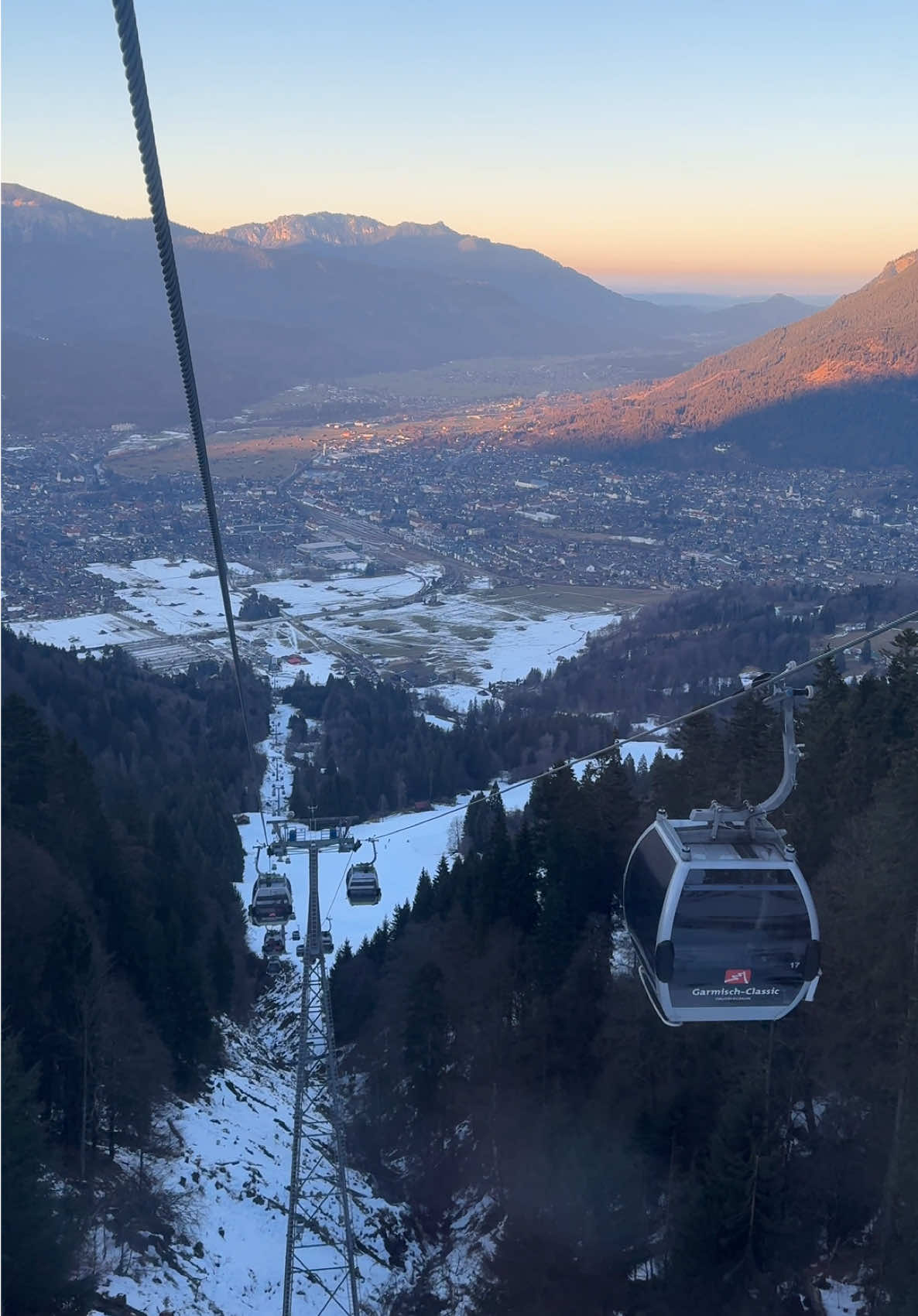 Talfahrt Hausbergbahn bei Garmisch - Partenkirchen in der Wintersaison 2024/25 #berge #alpen #nature #mountains #sonne #schnee #snow #wintervibes #seilbahn #lift #ski #zugspitze #garmischpartenkirchen #sonnenuntergang #sunsets 