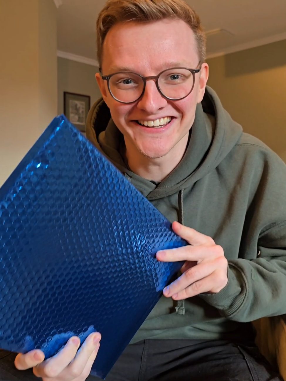 Anzeige | ES IST DAAA!! 😍🔥 Das neue #GalaxyS25Ultra mit dem größten Display jemals und Snapdragon 8 Elite machen es zum Performance Monster 🥶 Unfassbar geile neue AI Features und Kamera Upgrades! Was soll ich für euch Testen? 👀 #GalaxyUnpacked #TeamGalaxy #withGalaxy #GalaxyAl #PlayGalaxy @Samsung 