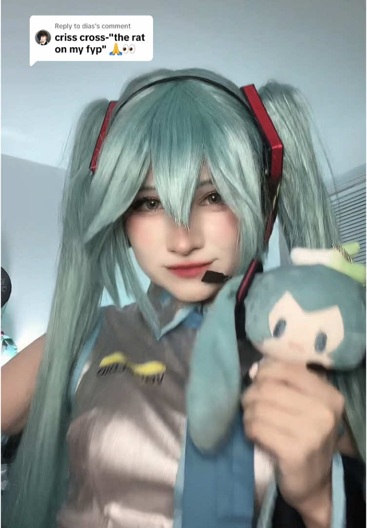 Replying to @dias this rat lives rent free in my head  (Also at the end I lost balance but somehow my steps were all on beat???😭) #hatsunemiku #dance #ratomilton #hatsunemikucosplay 