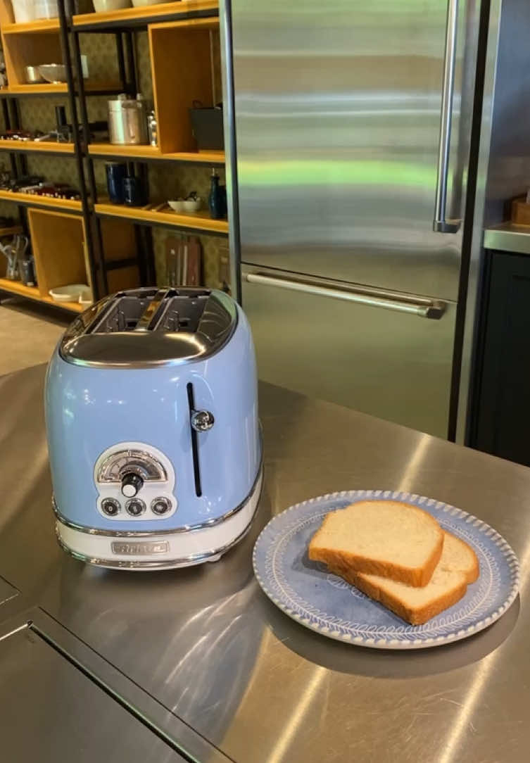 A torradeira elétrica da linha vintage da Ariete torra 2 fatias de pão ao mesmo tempo, com a possibilidade de escolher o grau de tostagem do pão que preferir, graças aos 6 níveis selecionáveis através dos botões. As fatias são ejetadas automaticamente depois de torradas, as laterais frias do aparelho garantem a máxima segurança durante o uso. Não só torradas: com a torradeira Vintage Ariete você também pode ativar a função de descongelar, para descongelar em poucos instantes e torrar sanduíches e pães recheados.  • Até 2 Fatias ao mesmo tempo • Com Suporte para Sanduíches • 6 Níveis de tostagem • Corpo em Aço Inoxidável • Bandeja de migalhas removível • 750W de potência • R$399,00