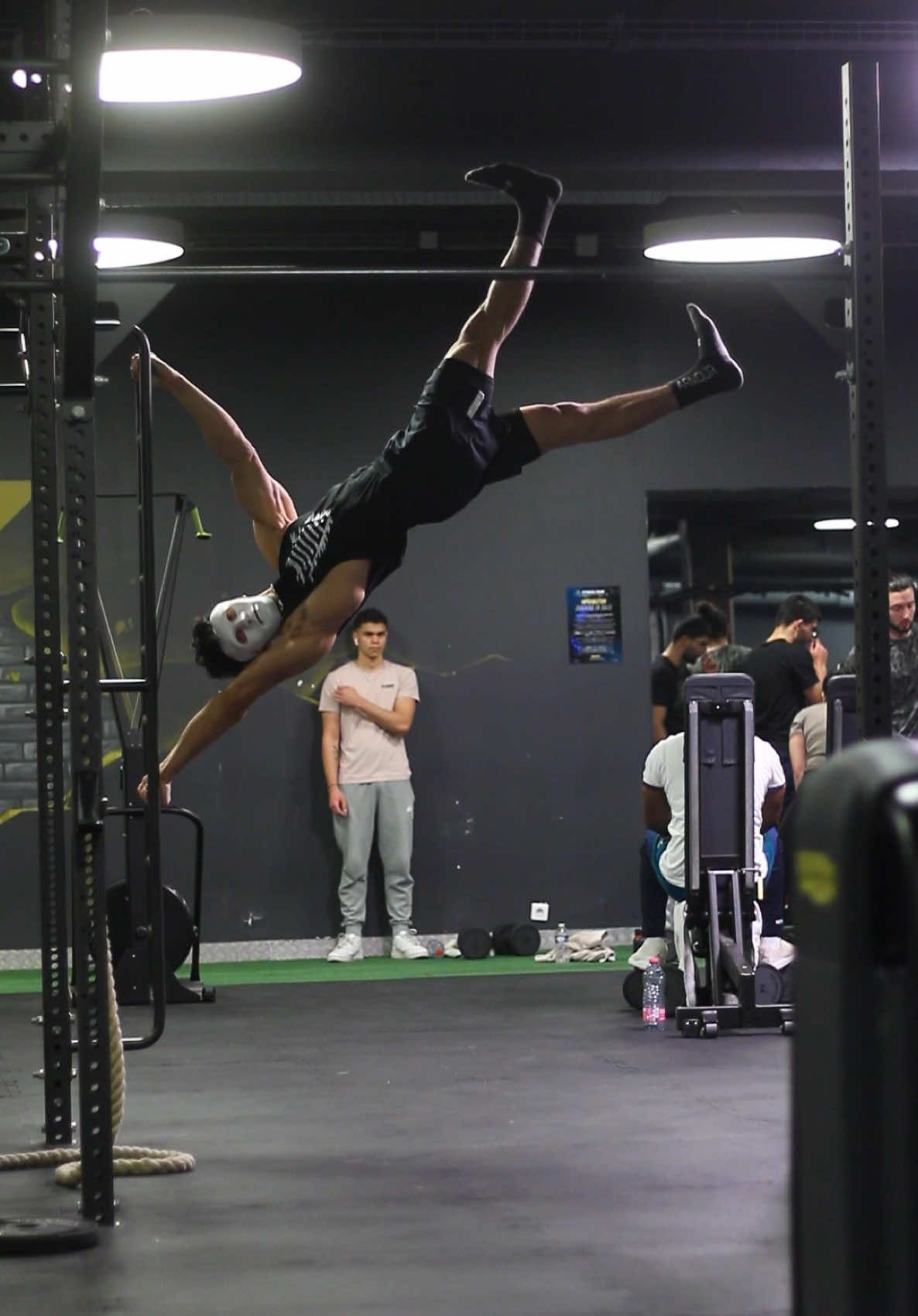 Quand On Me Demande Si Je Connais La Gravité 😱😂🙅‍♂️ When I'm Asked If I Know About Gravity 😱😂🙅‍♂️ #calisthenics #airwalk #humanflagwalk #humanflag #drapeauhumain #nogravity #gravite #streetworkout #streetworkouts #workout #phonk #phonk_music #pourtoi #fyp #foryouu #statics #gravity #cergypontoise #cergy #gym #fitnessparkcergylehaut #fitnessparkcergy_3fontaines #musculation #Fitness #calisthenicsworkout #calisthenicsmovement #calisthenicsathlete #calisthenicsmovement #calisthenicsdance #paris #valdoise #yvelines 