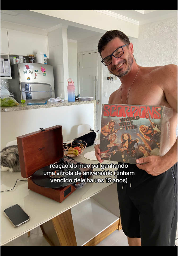 ele NAO cria abelhas ele é CASADO e minha mae é DOIDA ! 