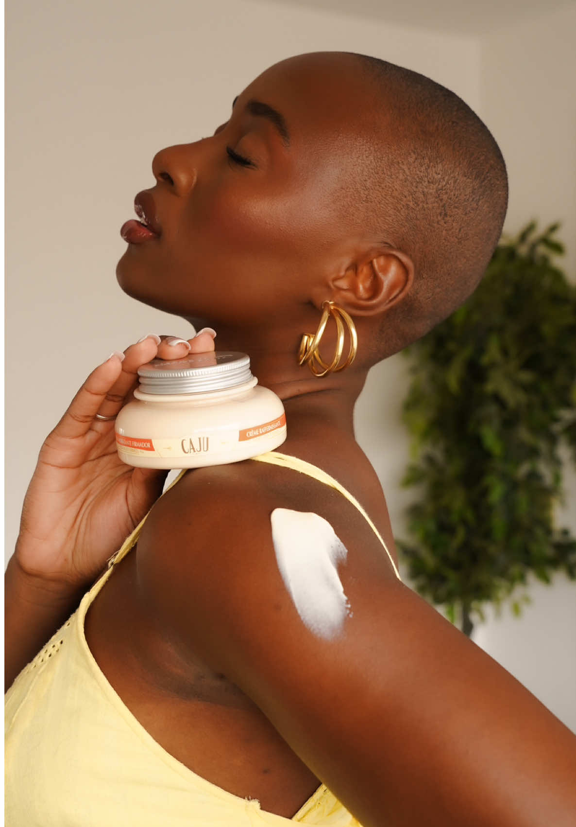 Sabe por que sua pele fica cinza e ressecada? Porque você não usa @L’Occitane au Brésil ✨💅🏿 Desde que voltei de viagem comecei a usar a linha Caju da L’Occitane au Brésil, minha pele não está mais ressecada e está pronta para o verão ☀ Qual seu produto preferido? #LOccitaneauBresil #VerãoComBorogodó #FrescorDaBrasilidade publicidade