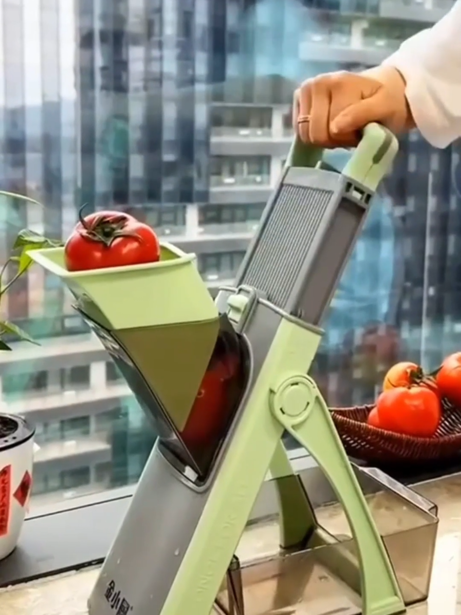 Facilite sua vida na cozinha com o Cortador Fatiador Mandoline! 🥕✨ Multifuncional e com 5 funções, ele é perfeito para cortar batatas, legumes e vegetais de forma prática e rápida. Um acessório inovador que transforma o preparo das suas receitas!