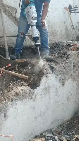 🔸DEMOLEDOR ELÉCTRICO ⚡ 👌 EXCELENTE RENDIMIENTO EN DEMOLICIÓN DE CONCRETO Y PIEDRA  ◾ENTREGAS ZONA CENTRO Y ALREDEDORES  🚛ENVIOS POR PAQUETERÍA 💯 GARANTIZADOS  ‼️ FICHA TÉCNICA ‼️ Alimentación //120 v Frecuencia --60hz Peso -22 Kg Energía de impacto --60 j Potencia nóminal-1700w Golpes x minuto---1850gpm Corriente de entrada --7 A