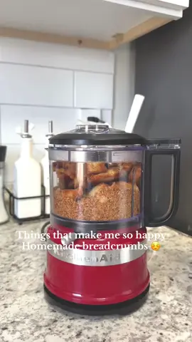 Homemade foods are the best ☺️ finally using my mini @KitchenAid food processor 🥖  #homemadefoods #kitchenaid #foodprocessor #breadcrumbs 