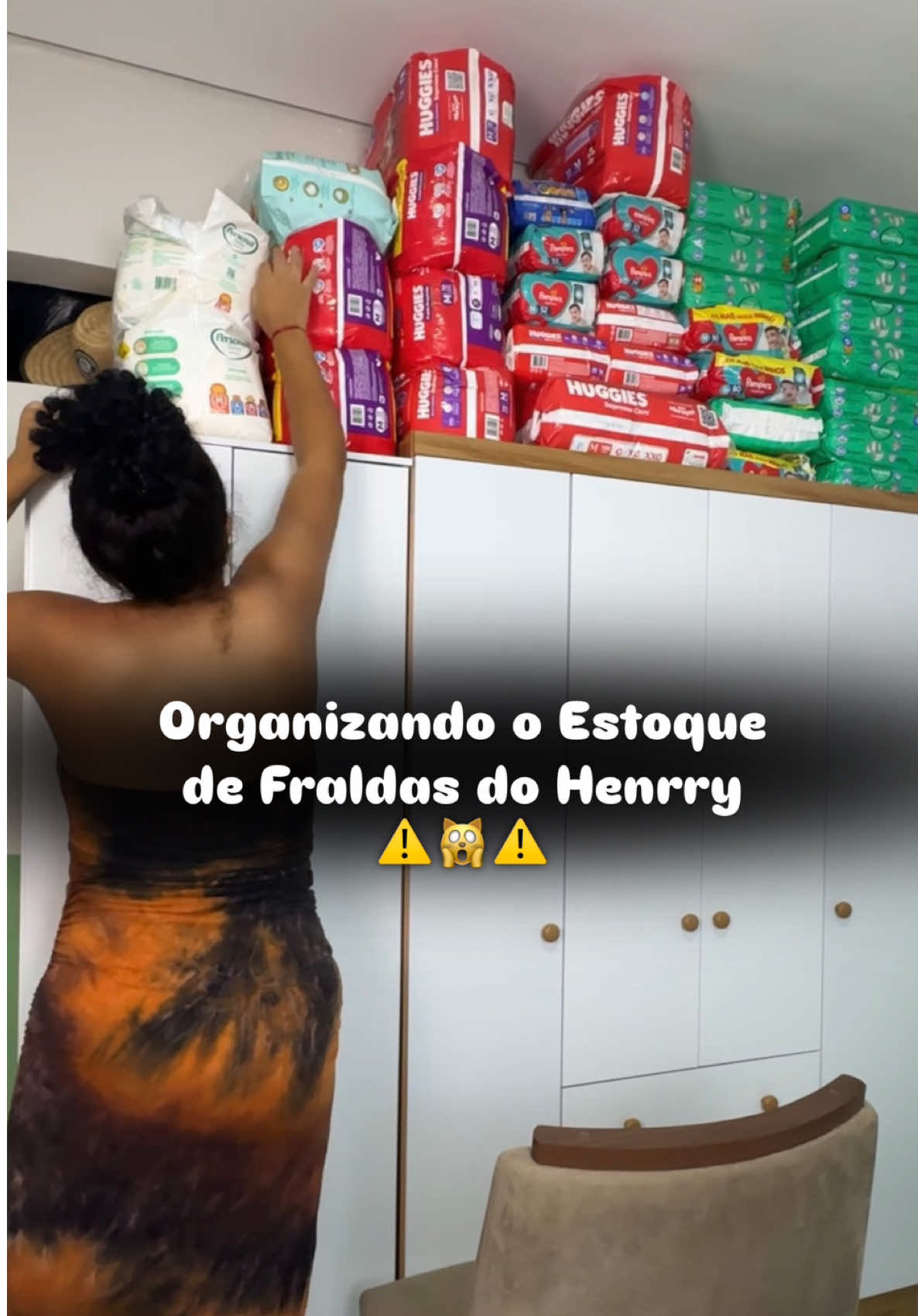 Organizando as fraldas do menino 💙💙😍 #maternidade #maternidadereal #maternidadefeliz #rotinademae #maedeprimeiraviagem #maedemenino #vidademae #vidademaereal #organizandocomodabebe #estoquedefraldas 