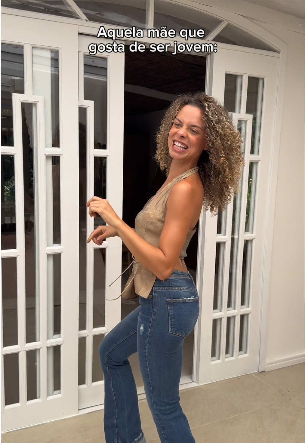 Elas são sempre muito engraçadas kkkkk A linha Absolut Repair Molecular de L’óreal Professionnel é o tratamento! Repara 2 anos de danos em um único uso e reconstrói os fios a nível molecular. Meu cabelo ficou forte, saudável e super macio! Vale a pena conhecer o trio de Shampoo, sérum e  máscara concentrada.  Tecnologia PRO que cabe na sua bolsa no link https://bit.ly/42bQKQc. @L’Oréal Professionnel #AbsolutRepairMolecular 🖤