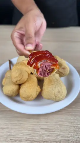 Você sabia que se cortar algumas salsichas ao meio. INGREDIENTES: 4 SALSICHAS PALITOS 1 XÍCARA DE AMIDO DE MILHO 1 XÍCARA DE FARINHA DE TRIGO 1 OVO 1 COLHER DE CHÁ DE SAL ÁGUA COM GÁS ÓLEO KETCHUP TEMPO DE PREPARO: FRITAR ATÉ DOURAR