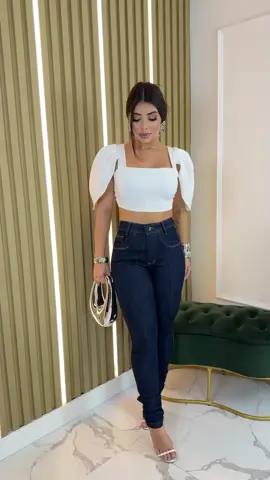 -*Calça Skinny Jeans de Luxo*✨     - Peça de *primeira qualidade* que se adapta a qualquer ocasião.     - *Ajuste perfeito* no corpo feminino, valorizando as curvas.     - Possui 4 bolsos verdadeiros e detalhe charmoso na frente.     - Ideal para looks casuais ou sofisticados!   @Ana Carolina Ribeiro  #CalçaJeans #ModaFeminina #LookDoDia #Estilo #Fashion #Jeans #Luxo #AjustePerfeito👖💖