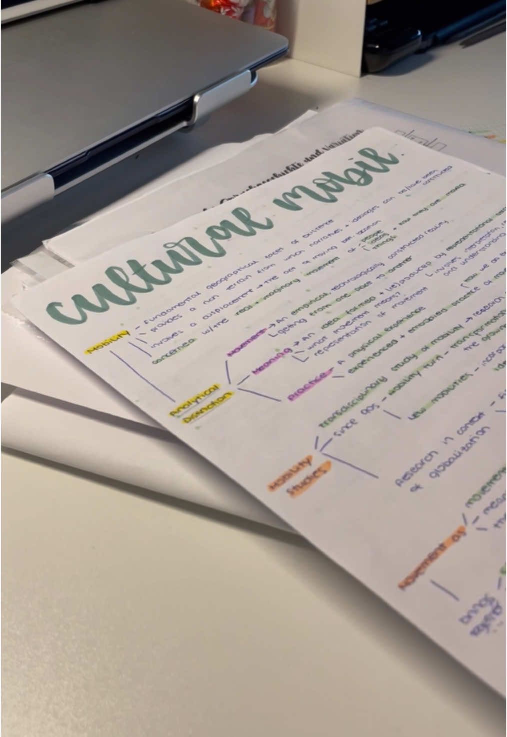 Una de mis actividades favs: ordenar apuntes!🥰  • • #apuntes #ordenar #notes #notizen