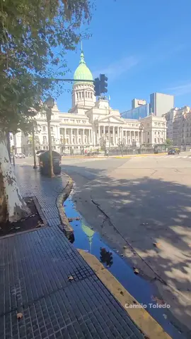Caminando la ciudad de la furia. Buenos Aires, Argentina. Fotografía con celular. Usé un S20Fe, edit en Lightroom.  Camilo Toledo fotógrafo Buenos Aires Argentina.  #buenosaires #travel #argentina #congreso #congresodelanacion  #fotografia #hackfotografia 
