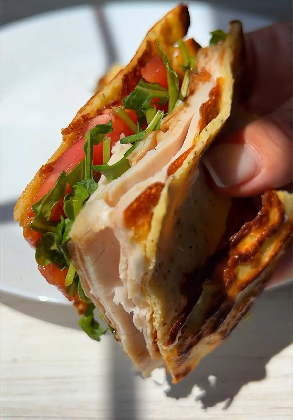 ✨Cottage Cheese Flatbread✨ Imagine guilt-free bread 🍞! This healthy and protein-packed alternative to traditional bread has gone viral for a reason. It’s giving texture, taste and simplicity all in one. With 25 grams of protein per serving, this naturally gluten-free Cottage Cheese Flatbread will take your sandwich game to new heights. Whether you’re trying to eat healthier or pack more protein into your diet for those gains 💪, this Viral Cottage Cheese Flatbread will become your new obsession!  INGREDIENTS cottage cheese, 2% egg oregano garlic powder mayonnaise turkey breast slices baby arugula tomato slices balsamic glaze https://themodernnonna.com/cottage-cheese-flatbread/ #flatbreadrecipes #cottagecheese #lowcarb #lowcarbrecipes #recipes #recipetok    