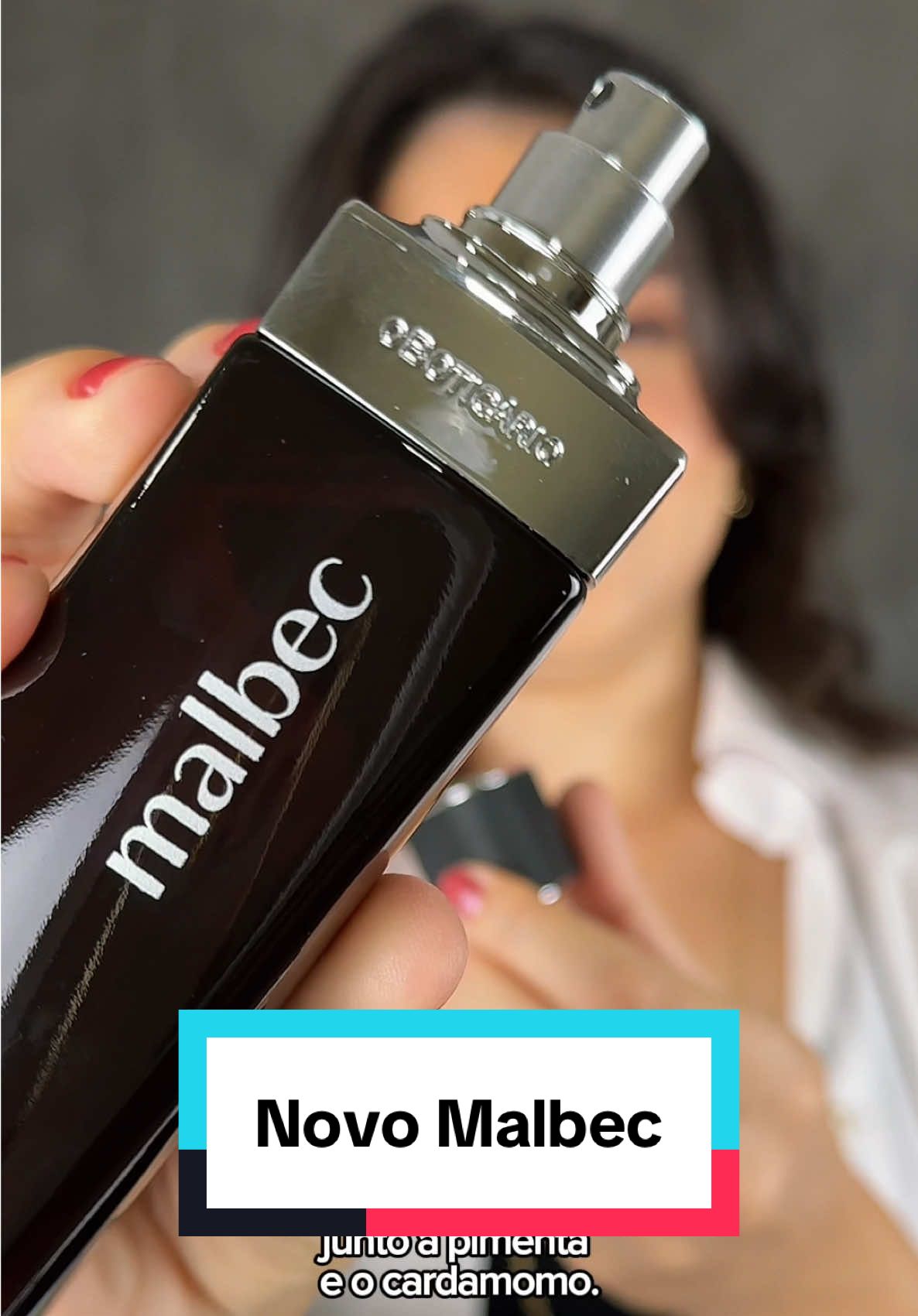 Malbec está de embalagem NOVA e eu vim te mostrar!!! Ele traz uma fragrância amadeirada super sofisticada e ideal para homens que sabem se impor. Pirâmide Olfativa: • Topo: Lima da Pérsia, Cassis, Folhas de Violeta, Bergamota, Limão, Mandarina, Cardamomo, Pimenta, Folhas de Cedro e Olíbano. • Corpo: Cedro da Virgínia, Patchouly e Malbec Head Space. • Fundo: Musk, Musgo, Âmbar e Benjoim. Adquira o seu pelo link Oboticario aqui no meu perfil✨ @oboticario  #SQUADPERFUMARIA #MALBEC #Oboticario #PerfumeMasculino #PerfumeTiktok #Perfume #PerfumariaOboticario