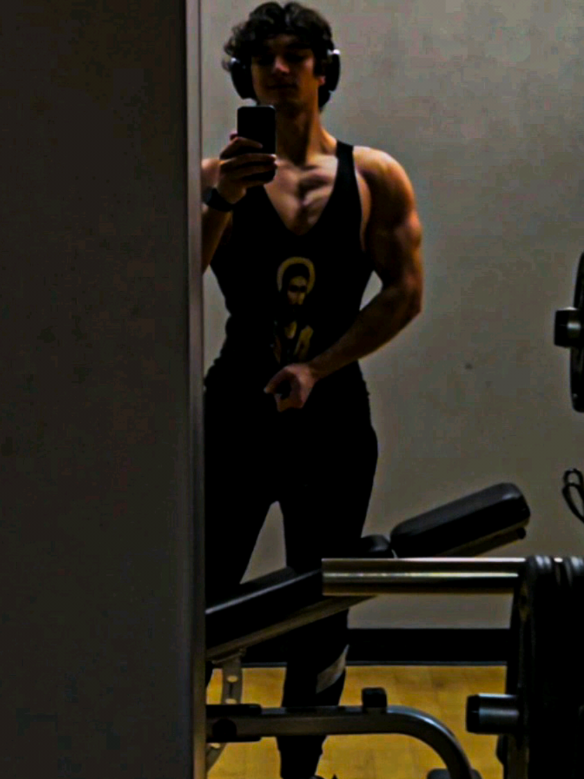 Dirtttttty chest pump #gains #chestday #model #Fitness #bodybuilding #fyp #weightloss #personaltrainer #CapCut 