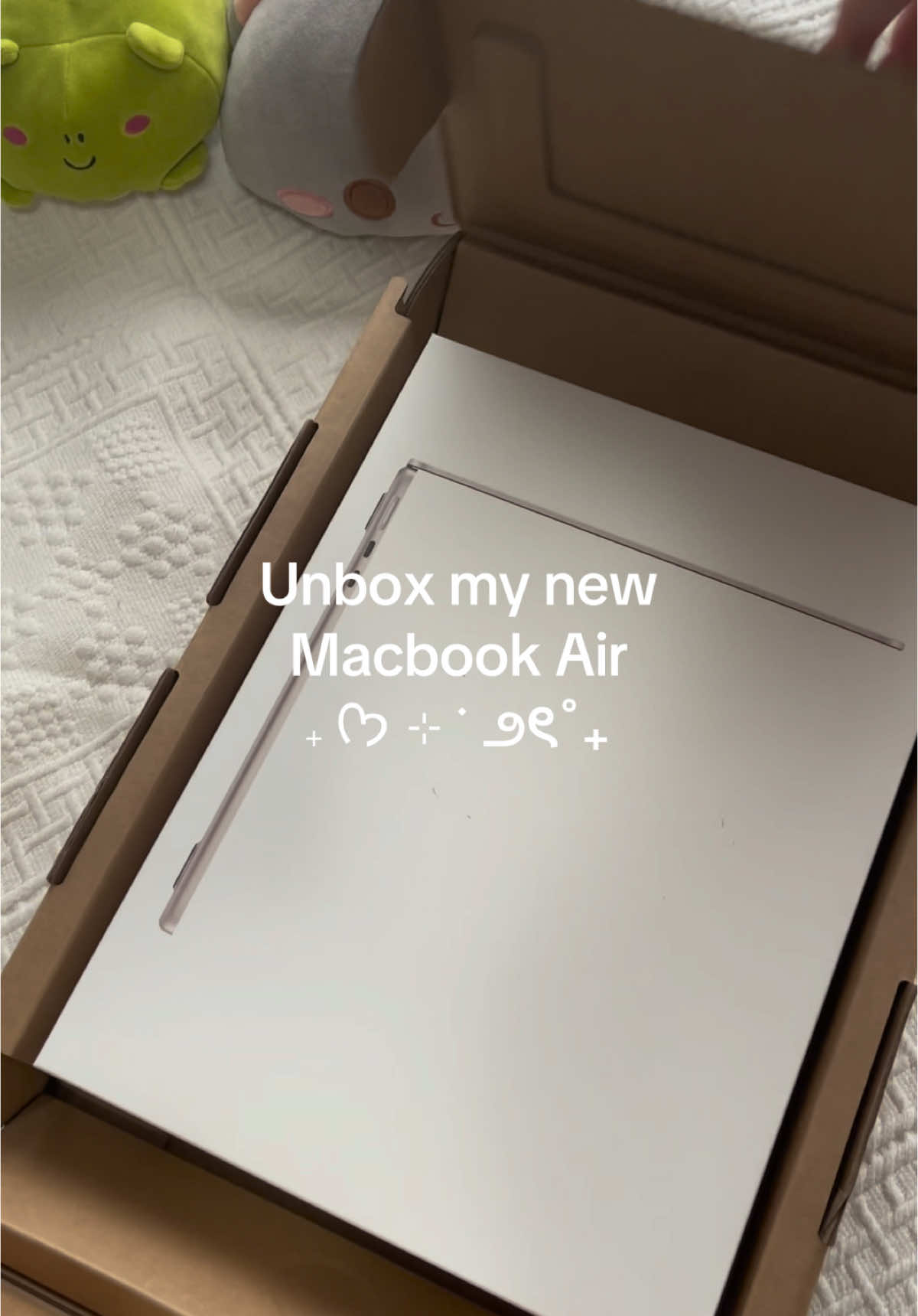 my first MacBook Air M2 𝜗𝜚⋆₊˚ first big purchase!! @apple  #macbook #macbookair #asmrsounds #unbox #unboxingvideo 