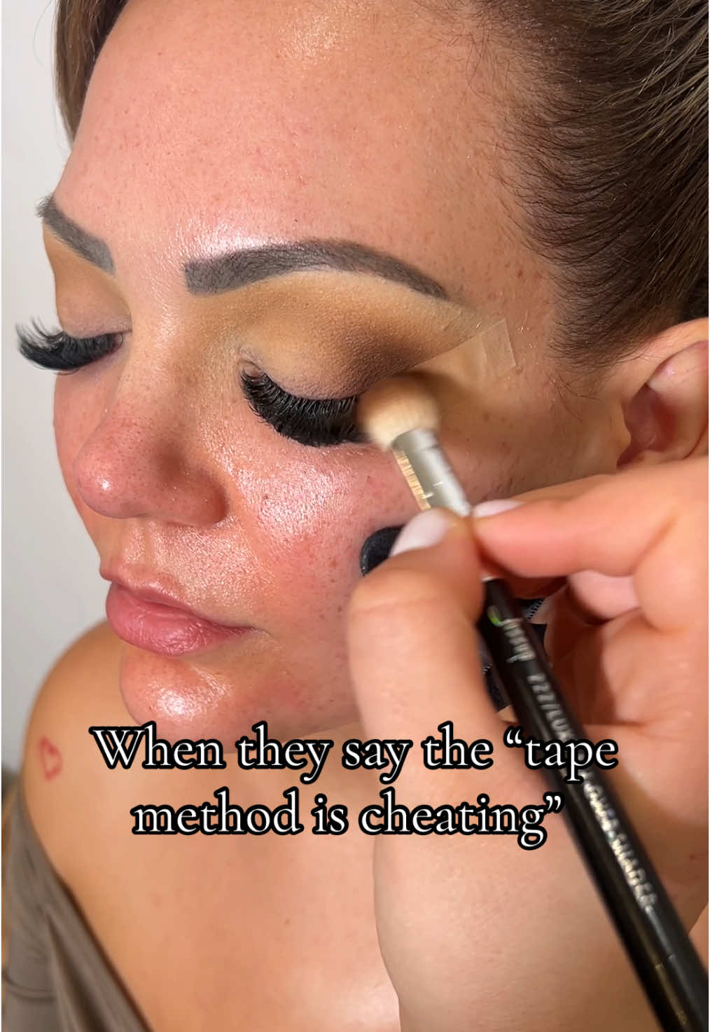 Tape is my bestieeeee #makeuptips #eyeshadow #makeuphack #creatorsearchinsights #chicagomakeupartist #makeupartist #bridalmakeupartist #makeuplook #hudabeauty #eyeshadowtutorial #smokeyeye 