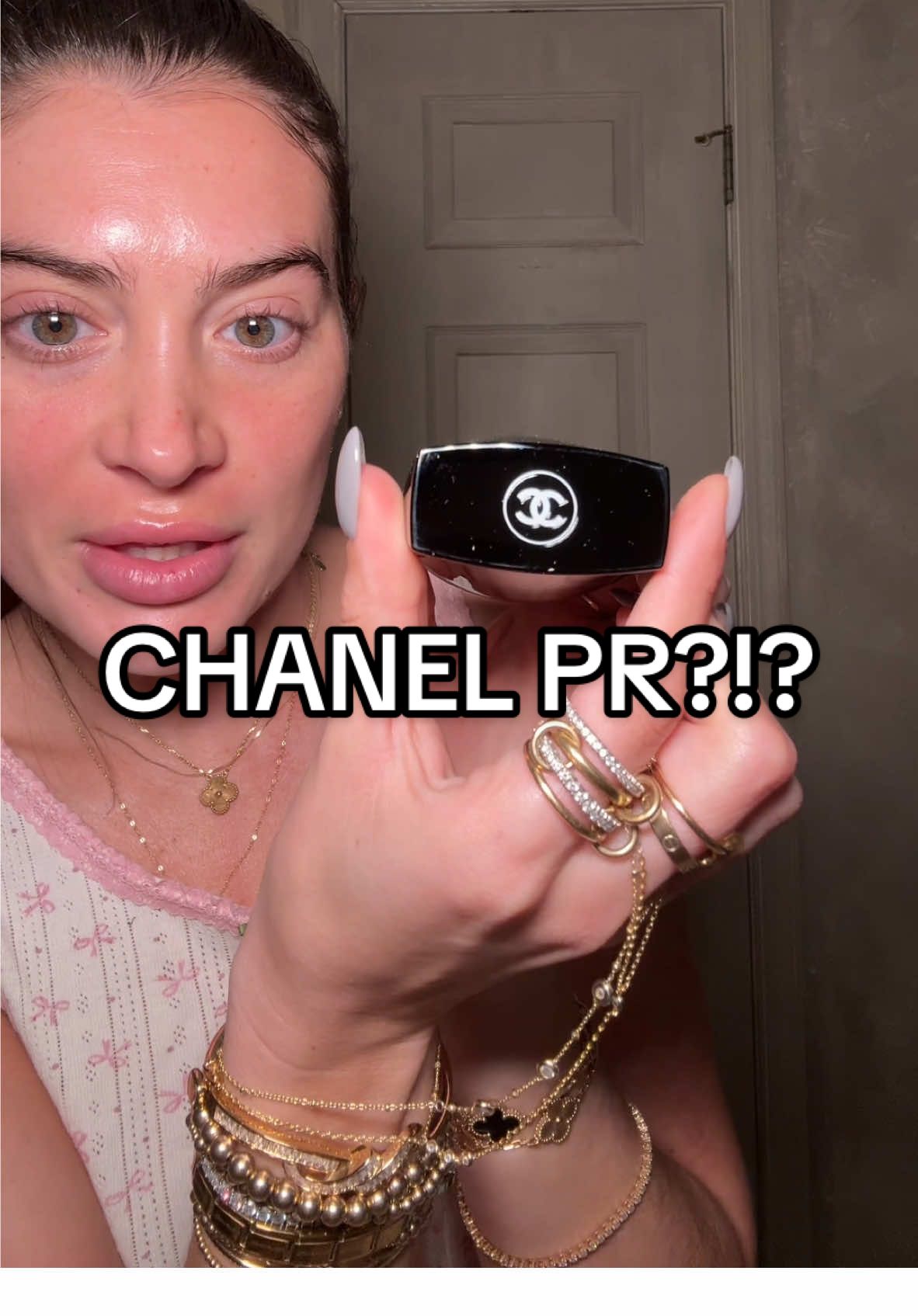 Ughhhhh @chanel.beauty ily #chanel #exfoliator #exfoliate #mask #softskin #glowy #scrub #claymask #chanel #skincare #lemasque 