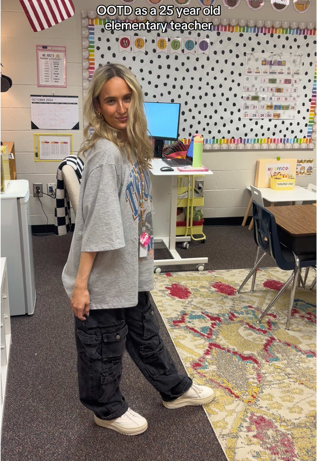 A big graphic tee and some baggy jeans will always be my thing 👏🏼 #fyp #foryoupage #teachersontiktok #teacherinspo #teachersbelike #teachertok #teacherspayteachers #teacherfits #OOTD 