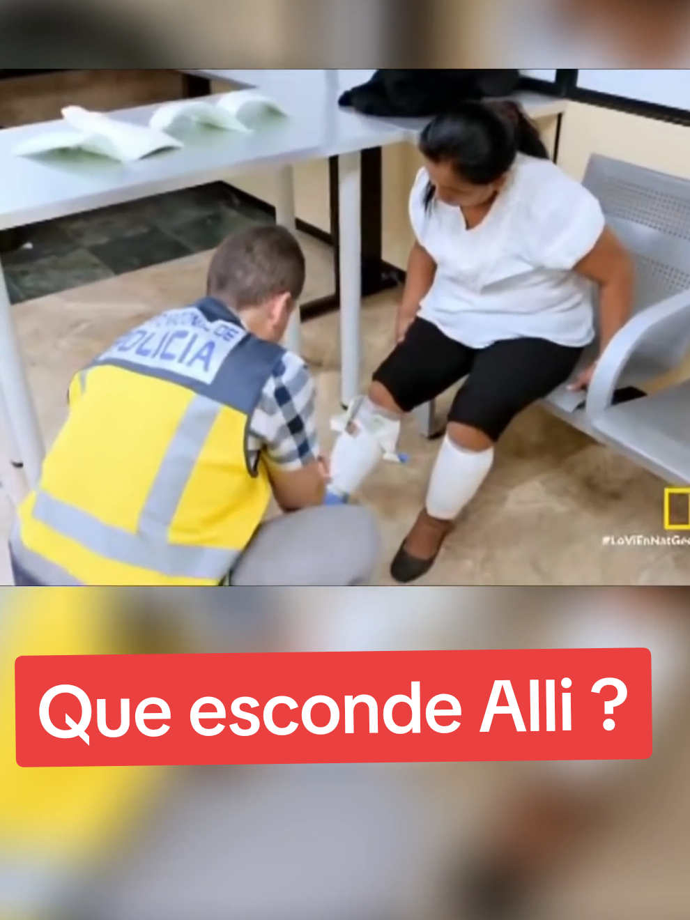 Rescatando a una Mujer: El Riesgo de la Cinta Aislante #ControlDeAduanas #AeropuertoBajoTensión #RescateImpactante #CintaAislante #PolicíaEnAcción #HistoriasReales #SeguridadAérea #SorpresaFinal #ViajerosEnPeligro 