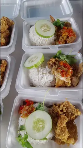 ayam geprek 10k sudah free es teh sepuasnya.. alamat oesapa buka jam 8 pagi sampai malam#ayamgeprek #viraltiktok #kupang #fyp #nttpride🏝🔥 