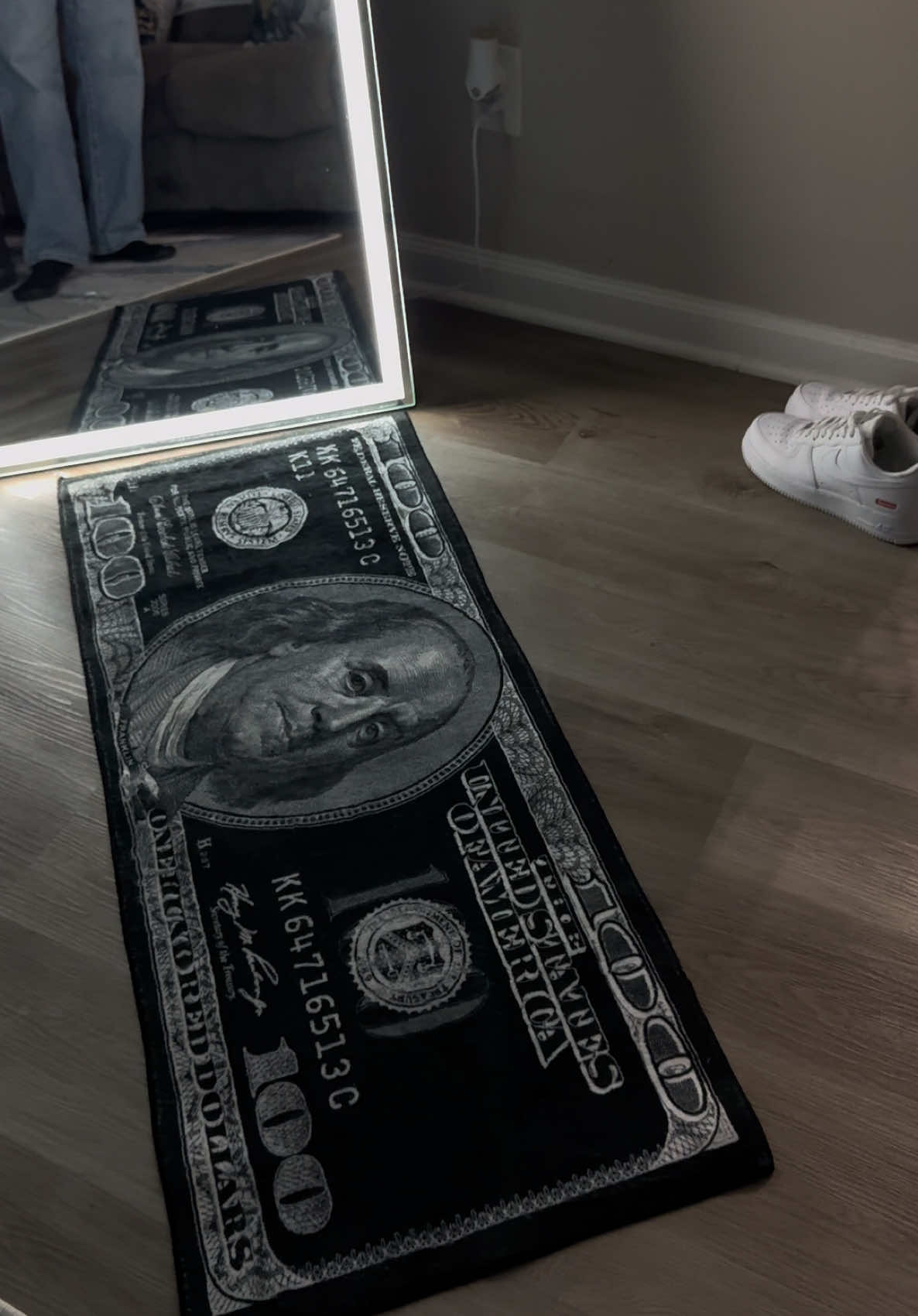 You need this rug 10-10 😮‍💨 #money #roomdecor #roomdecoration #alfombra #rugtok #ypage #review #moneyspread #moneymindset #dinero #dinerotiktok #fyp #trending #moneymotivation #moneyrug 