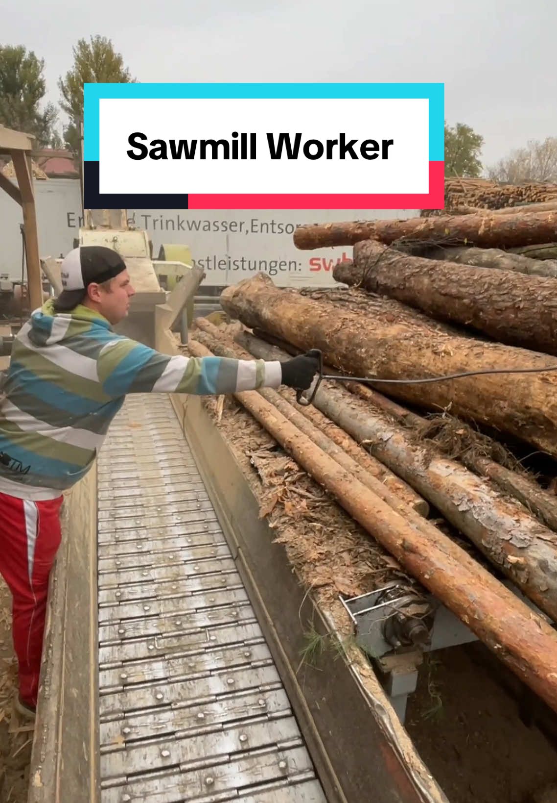 👉@woodproffis Welcome 👍 👉@woodproffis Enjoy ❤️ Sawmill worker makes wood chips on wood chipper in his sawmill life 👍🇺🇸 #usa  #creatorsearchinsights  #fypage #fypage #wood #woodwork 