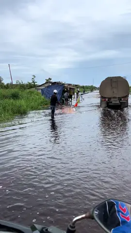 Makin dalam jak 🫠 Pokoknya yang mau pergi ke ponti atau bengkayang/senakin dan lewat anjungan siap siap lah kenak banjir kepayang ni, soalny hujan terus 😭 #banjir #mempawah #anjungan 