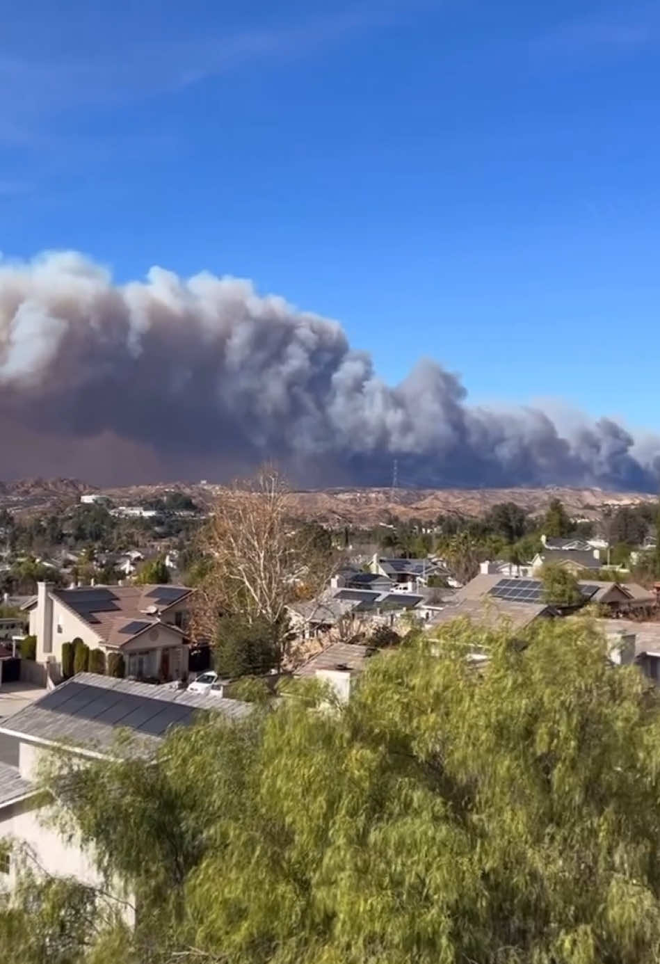 Los Angeles latest fire updates. Today around 12pm 1/22/2025 a new fire started, California: The Hughes Fire is burning in Santa Clarita Valley and is now on 9457 acres in just less than 7 hours and 5% contained. It's located in Los Angeles County near Castaic Lake. Some evacuations are underway, for parents, North Hills Elementary is under evacuation and students are being transported to the Castaic Sports Complex. Additionally Castaic High School is under evacuation. This is a fast moving fire durning Red Flag conditions. Large resource response underway, both ground and aviation. Stay alert and follow for latest updates @tiktok_restored  #fyp #news #breakingnews #creatorsearchinsights #wildfires #fires #losangeles #losangeleswildfires #malibu #malibu_fire #palisadefiress #altadena #palisadefire #autofire #altadenafire #lilacfire #hughesfire #californiafire #clayfire 