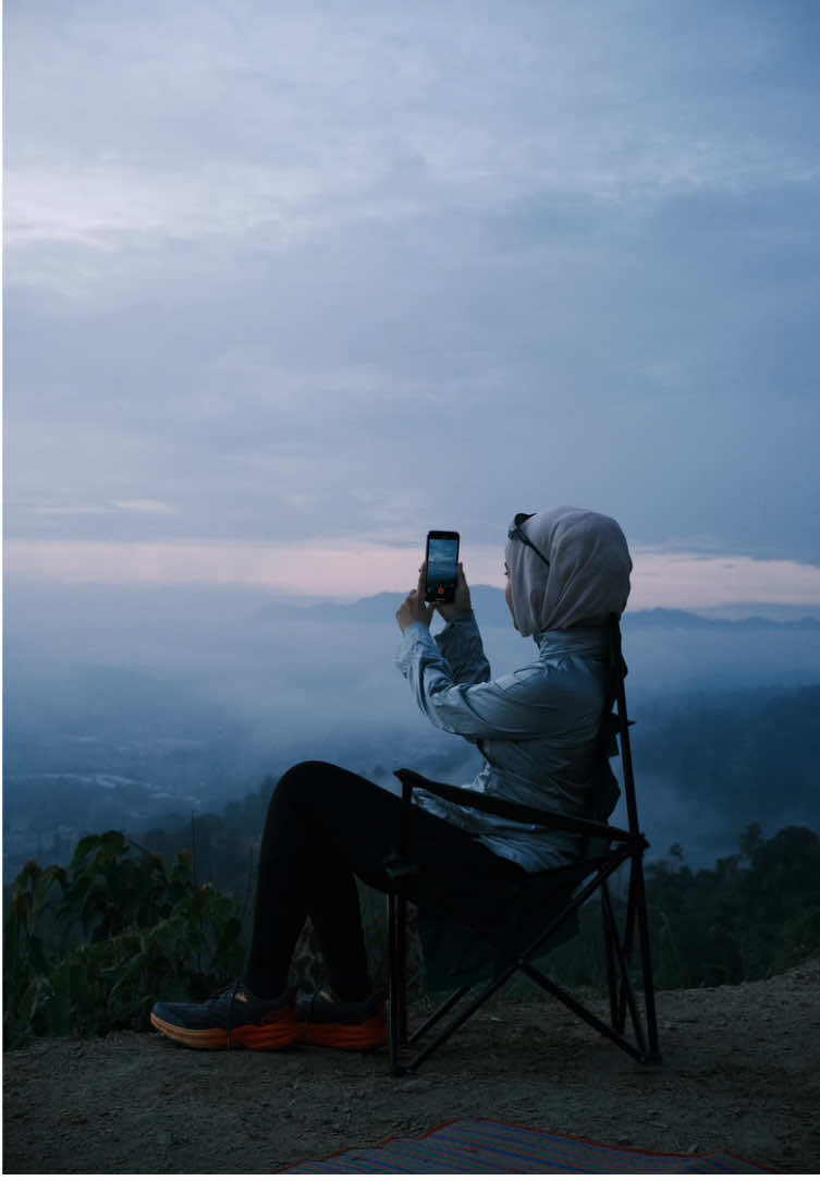 catch sunrise, not feelings! ☀️ 📍Bukit Desa Damai - start naik sebelum subuh yeee, itu yang masing masing bersuluh lampu bagai 😂 trek manja manja je gais, boleh try pergi dating sambil view awan karpet ✨ #fyp #Hiking #bukitdesadamaibentong #bukitdesadamai 