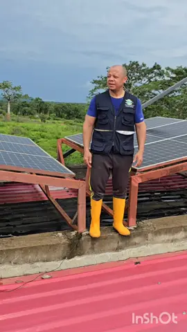 QUAL É A VANTAGEM EM COMBINAR A ENERGIA SOLAR E A EÓLICA? Quando a energia solar e #eólica são combinadas em sistemas híbridos, os benefícios de ambas as tecnologias são maximizados, resultando numa solução #energética mais eficiente e fiável. Ao diversificar as fontes de energia, os sistemas híbridos podem gerar eletricidade de forma mais consistente, mesmo quando o sol não brilha ou o vento não sopra. Esta maior confiabilidade ajuda a estabilizar a rede elétrica e garantir um fornecimento constante de energia limpa aos consumidores. Além disso, a combinação da energia solar e eólica pode ajudar a reduzir os custos globais e aumentar o retorno do investimento em projetos de energias renováveis. Além dos benefícios económicos e de eficiência da combinação da energia solar e eólica em sistemas híbridos, há também vantagens ambientais significativas a considerar. Ao optar para fontes de energia renováveis, como a energia solar e a #eólica , podemos reduzir a nossa dependência de combustíveis #fósseis , que são um dos principais contribuintes para a poluição do ar e da água, bem como para as alterações climáticas.  Ao diminuir a nossa utilização de carbono e fazer a transição para fontes de energia mais limpas, podemos ajudar a proteger o planeta para as gerações futuras e a criar um ambiente mais sustentável e saudável para todos. Portanto, a combinação da energia solar e eólica em sistemas híbridos oferece uma solução poderosa e eficaz para a geração de #eletricidade limpa, confiável e sustentável. Ao aproveitar os benefícios da #energiasolar e eólica, estes sistemas híbridos proporcionam maior eficiência, confiabilidade e flexibilidade, tornando-os uma opção atraente para projectos de energia renovável em todo o mundo. Com capacidades melhoradas de armazenamento de energia e benefícios ambientais significativos, os sistemas híbridos solares e eólicos estão a abrir caminho para um futuro energético mais limpo e sustentável. Desejo-vos uma Quinta feira abençoada!