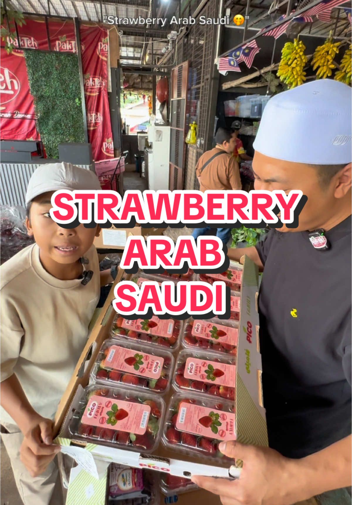 Strawberry arab saudi kakak oiii🥰 #paktehfruitsviral #paktehfruits #rezekikongsibersama #syurgabuahseluruhdunia #kedaibuah #buahbuahan #durianpakteh #kedaibuahviral #reviewbuah #kedaibuahviral #strawberry 