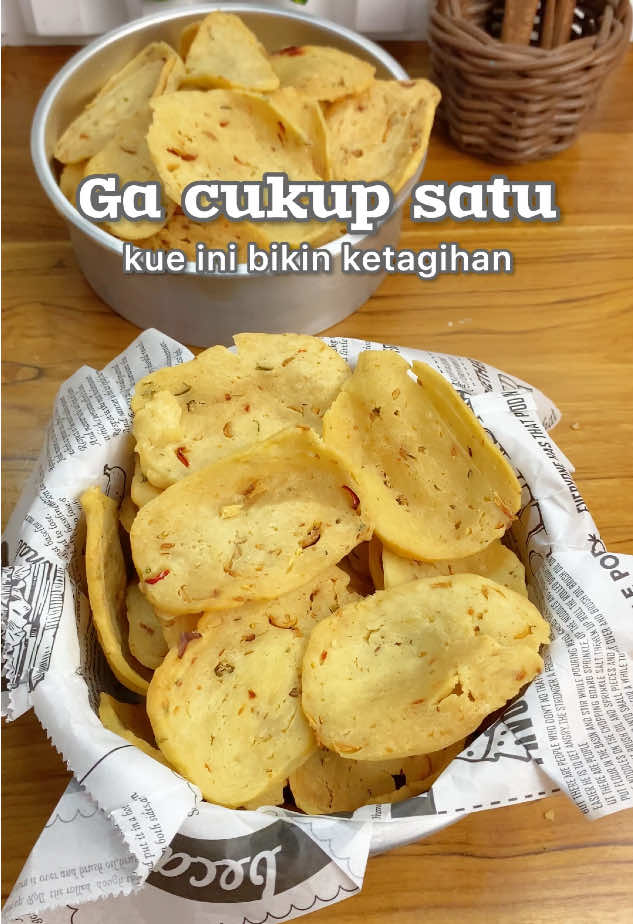 Siapa nih yang puasa aja belum udah minta resep kue lebaran aja? 😂  yuk save dulu 📌 kita gas tipis tipis mulai dari kue kering yang bikinnya paling mudah dan cuma butuh niat doang biar jadi No Oven No mixer No cetakan hasilnya renyah gurih pokoknya nagih banget bahan ini ku rangkum dari berbagai resep lalu ku ubah beberapa takaran hingga jadilah resep yang menurutku paling enak Bahan •250gr Terigu •100gr Tepung sagu •1 Telur •75gr margarin •8 siung Bawang merah •2 cabe merah •1 btg Seledri •1 sachet bawang putih bubuk •1 saschet Kaldu bubuk •75ml air simpan difreezer sampai beku Tips setiap keripik yang dipotong langsung goreng ya, jangan tunggu lembek lagi. soalnya kalau disuhu ruang adonan mudah sekali lembek nya  selamat mencoba,