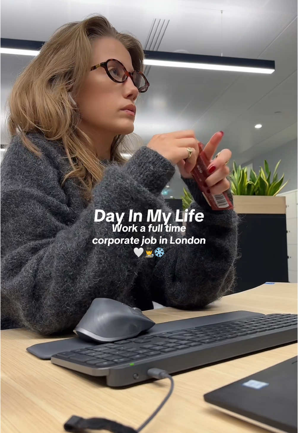 I wish I could sleep more at the weekend 🤍🕵️❄️ #dayinmylife  #officeoutfit #morningroutine #officelife #dailyvlogs #londonlife #londonvlog 