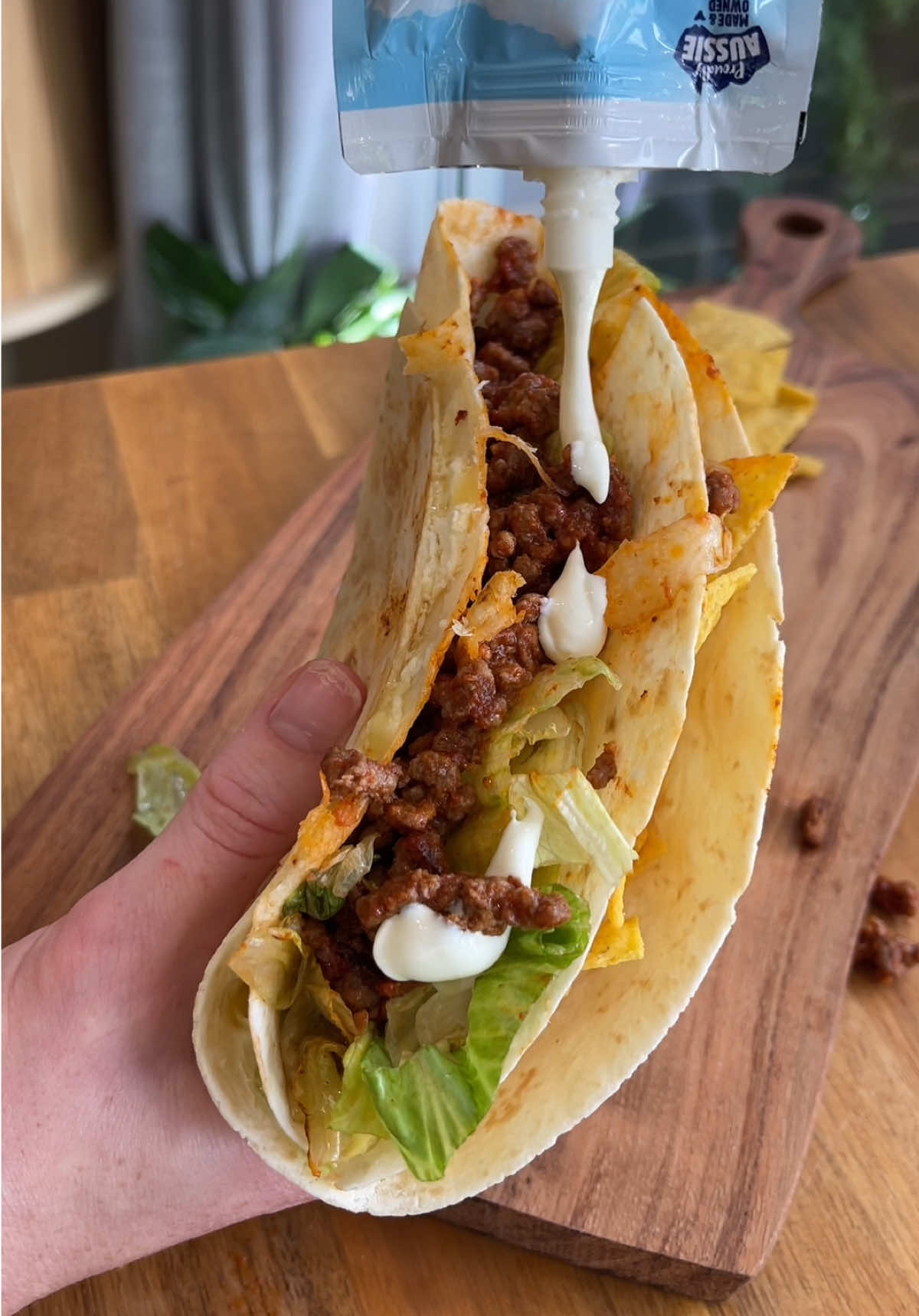 Taco Crunch Folded Wrap 🌮 Ingredients: 100g beef mince Tbsp taco seasoning Tbsp tomato paste Splash of water Lettuce Corn chips Sour cream Tasty cheese Large tortilla wrap #wraps #nachos #beefrecipes #caloriedeficit #highproteinmeals #EasyRecipes #healthyrecipes #mealideas #dinnerrecipes #lowcaloriemeals #gymfood #weightloss #quickrecipes #taco 