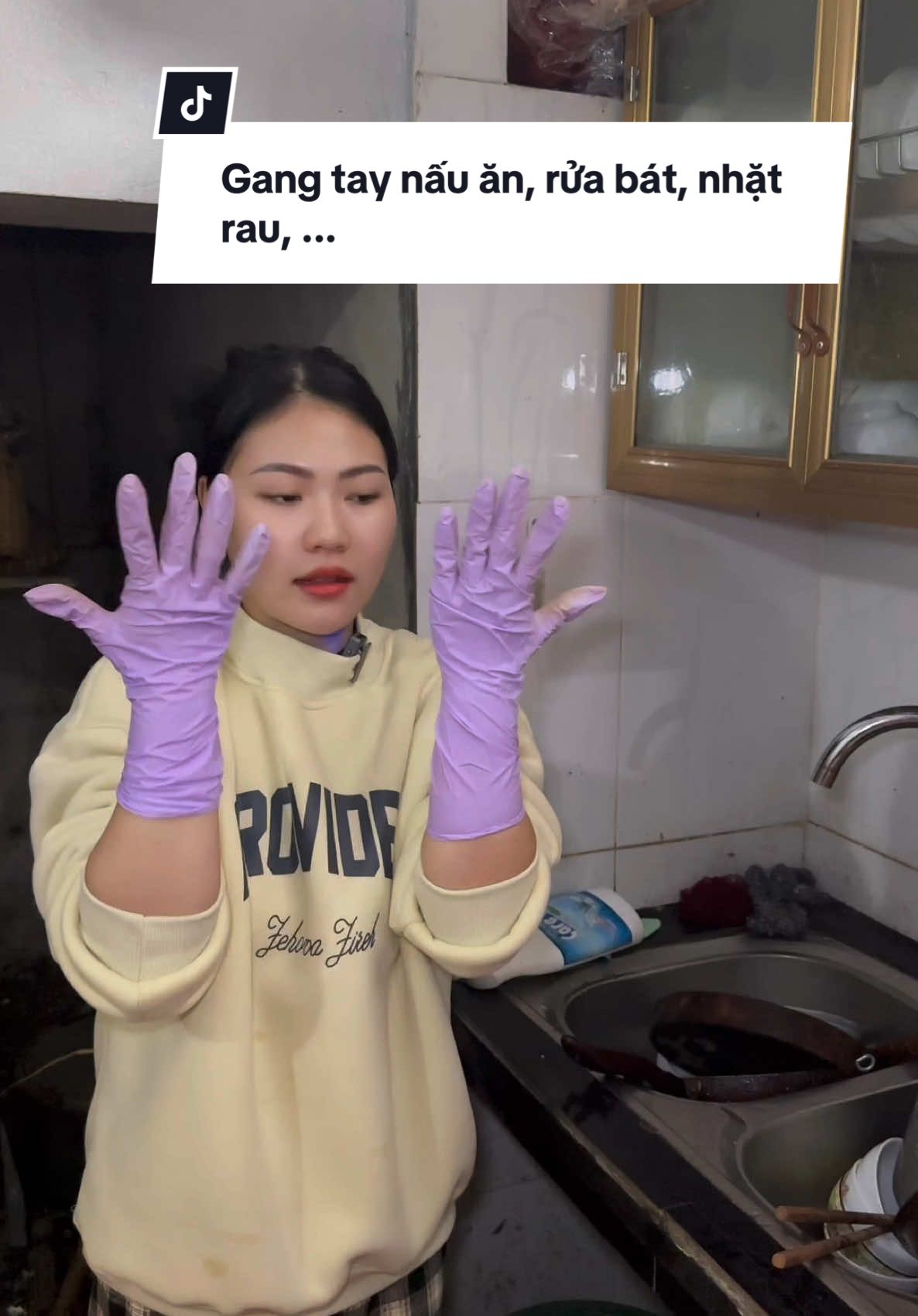 Tết nhất có đôi gang tay rửa bát được, nấu ăn được thì quá là tiện. sẵn sàng gang tay rửa bát không hại tay lại giữ được móng  #cocaxinchao0 #gangtay #gangtaynhabep #gangtaynauan #gangtayruachen #gangtayruabat #gangtaynauansieudai #gangtaybeesurg 