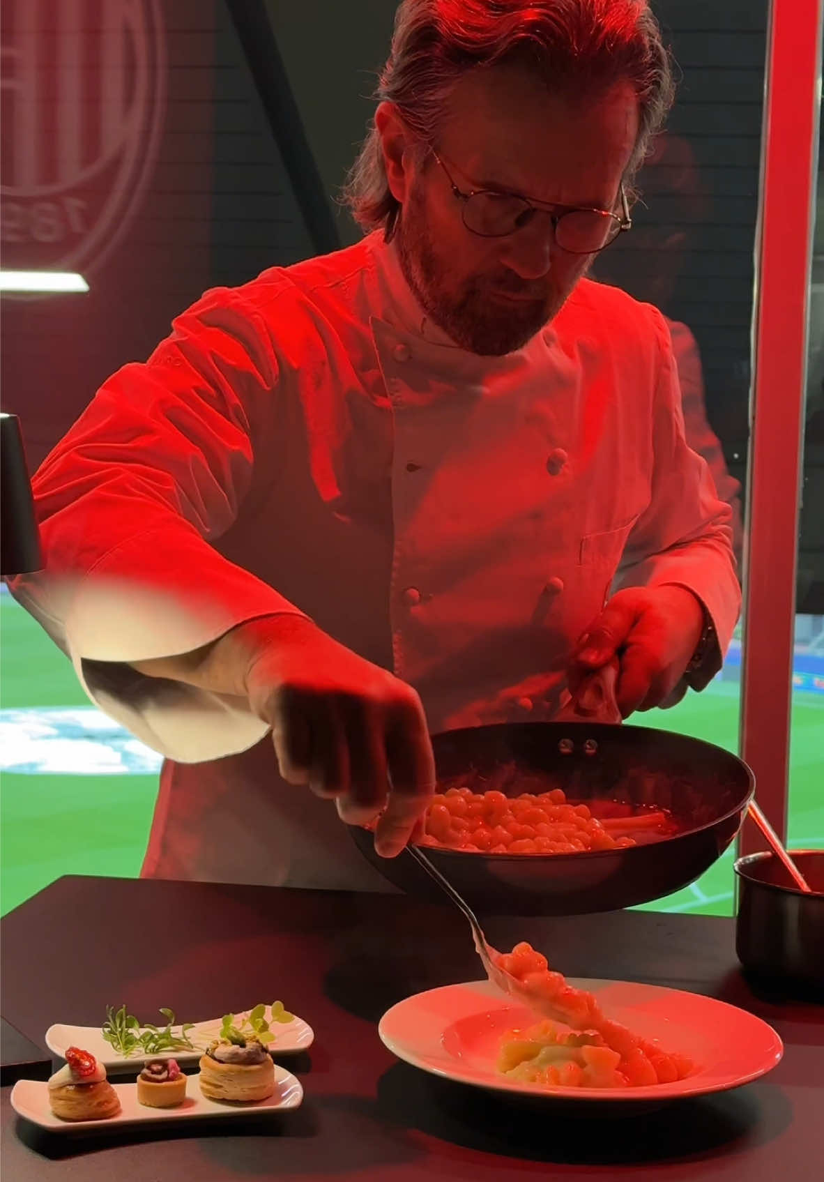 Chef Carlo Cracco 👨‍🍳 ❤️🖤 📍San Siro  #acmilan 🏟️  #championsleague #tiktokcalcio #tiktokfootball #food 