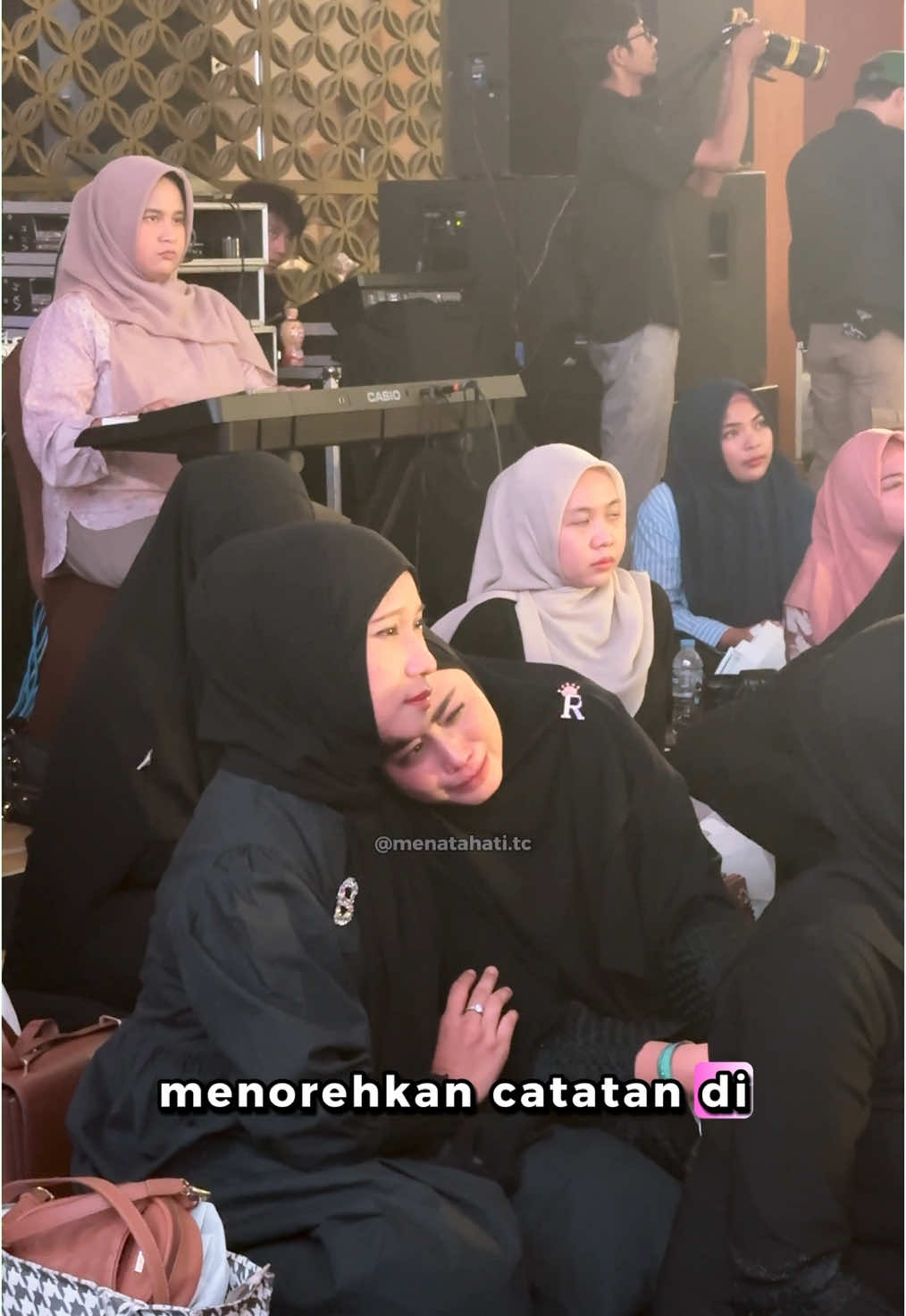 MaasyaAllah, yang sekarang lagi ngerasa ujian berat banget, coba denger ini deh🥺 Yang tenang...  Ada Allah✨ Kita tenangin hati yuk!  __________________________ JADWAL EVENT MENATA HATI SELANJUTNYA : Jakarta = 26 Januari Bandung = 23 Februari  Bogor = 9 Maret Bekasi = 15 Maret  Daftar yuk!  Klik link di bio yaaa😉 #menatahati #ahilmanfauzi #ustadzhilmanfauzi #menatahatibandung #menatahatibekasi #menatahatibogor #menatahatikarawang #menatahatisemarang #menatahatijakarta #menatahaticirebon #bandung #bekasi #bogor #karawang #jakarta #semarang 