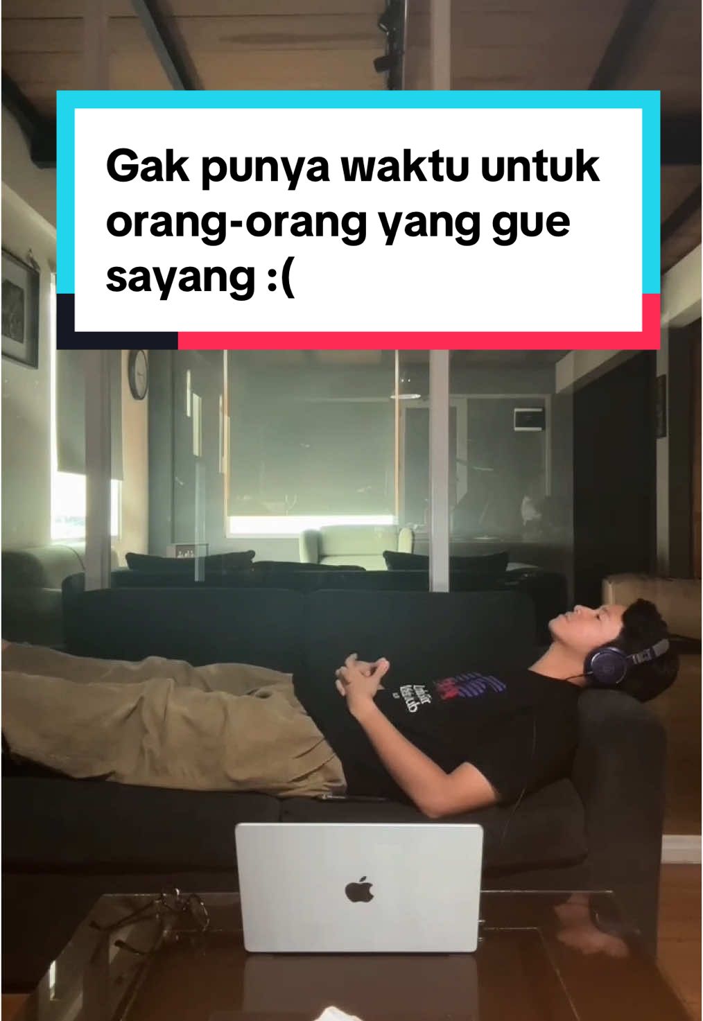 “Kadang gue juga suka lupa berterima kasih ke mereka yang selalu ada buat gue. Tapi semoga kalian tau, kalo gue se sayang itu sama kalian ❤️” surat cinta dari @tristanjulianos :’) #MusikDiTikTok #RisingOnTikTok #SoundsofSEA #LombaSihir #tiktoktainment #Sofa