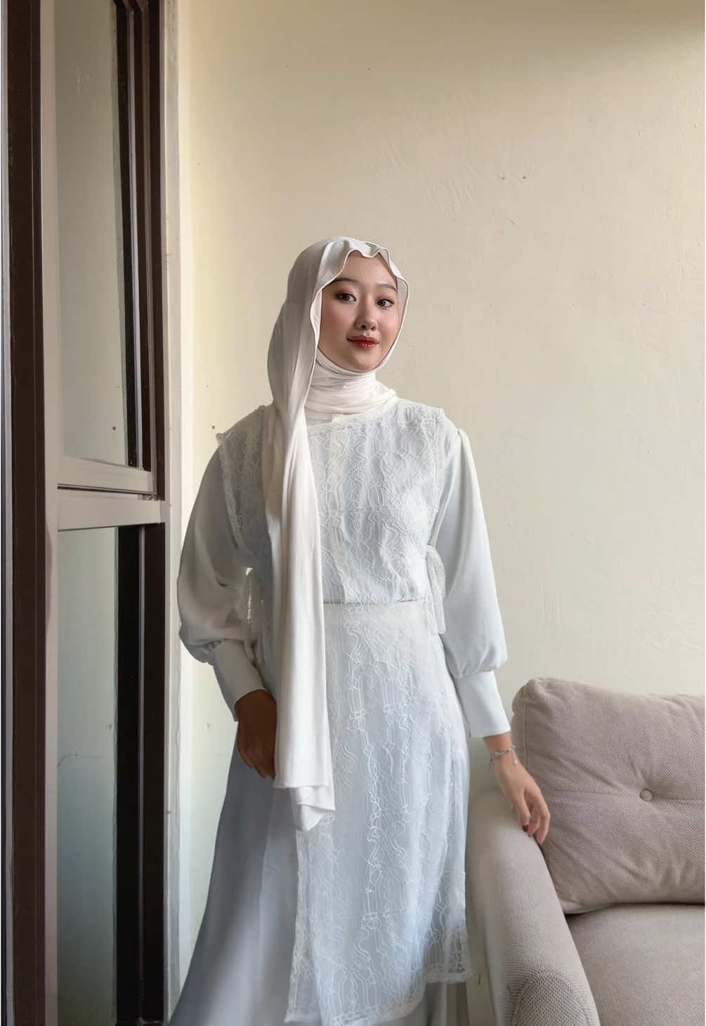 Siapa yang mau masih bingung ootdan buat lebaran nanti? Pengen simpel ✔️ ga polosan ✔️ harga affordable ✔️ look nya udah hari raya banget🤍