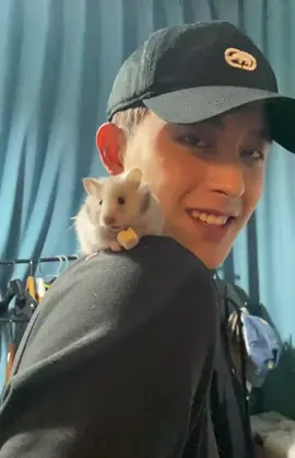 ราชาปีศาจก็จะรักสัตว์หน่อยๆค่ะ 😚🐭 #อ๋าวรุ่ยเผิง #敖瑞鹏 #aoruipeng #arp 