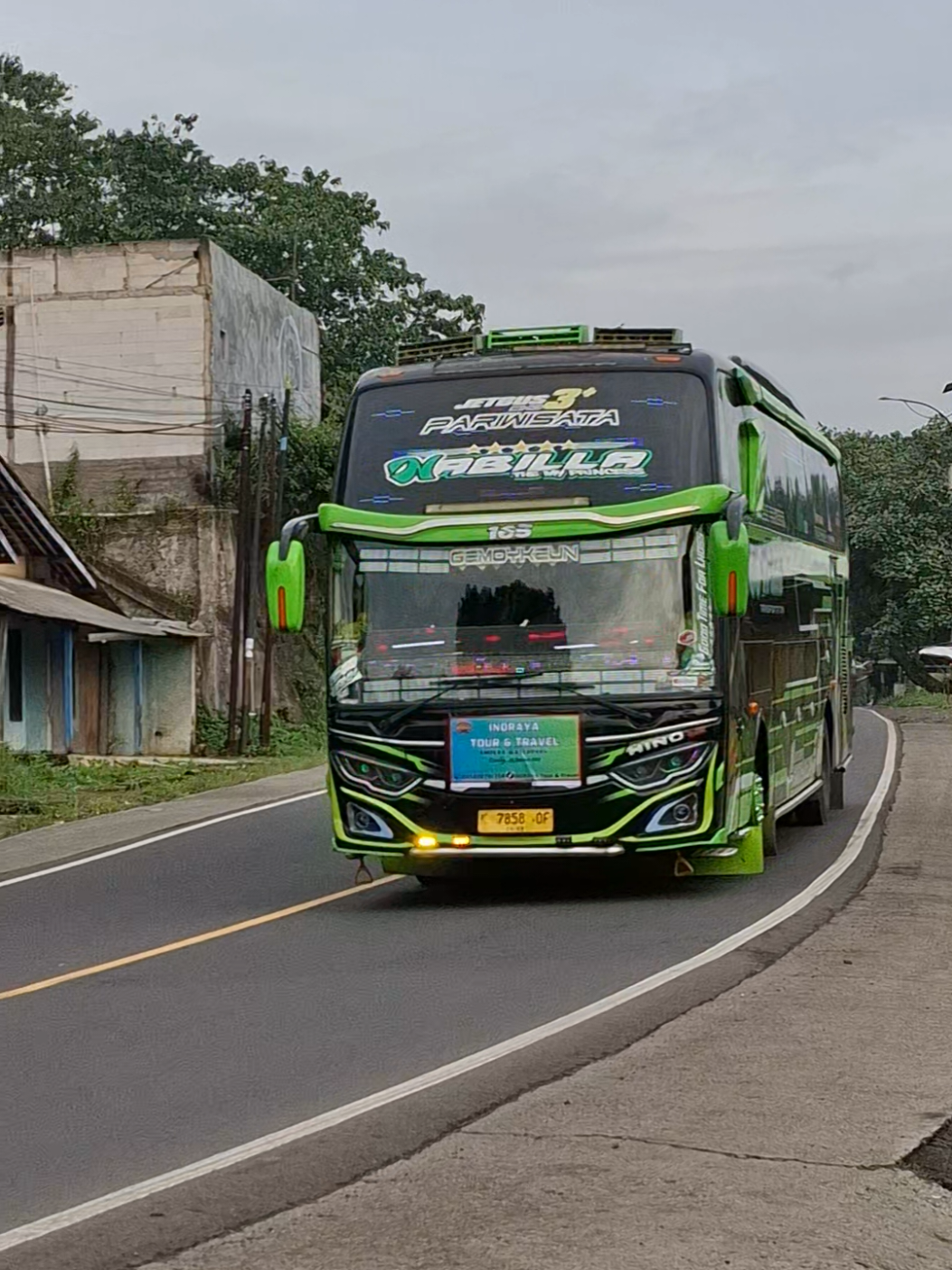 Bus Telolet Basuri QQ Trans Nabilla menyapa di turunan ekstrim banen @andry_nabilla003 @tresna_barayatransport_2 @pakwandy1 #bustelolet #qqtrans #qqtransnabila 