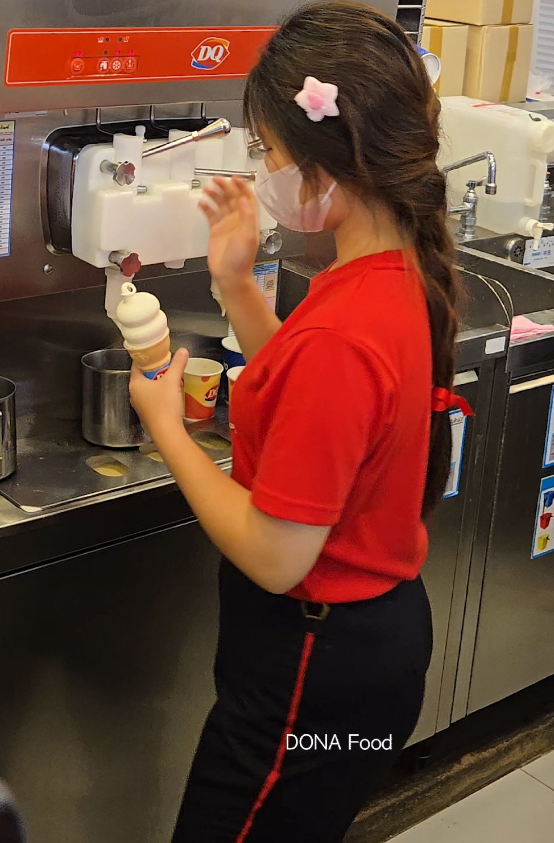 Must Try! Only $0.7 Chocolate Ice Cream - Thai Street Food Price : THB 25 / USD 0.7 Location : Dairy Queen Central Rama 9 google map : https://maps.app.goo.gl/5R8xsLwcoUg8KnYb7 #bangkok #thaifood #icecream