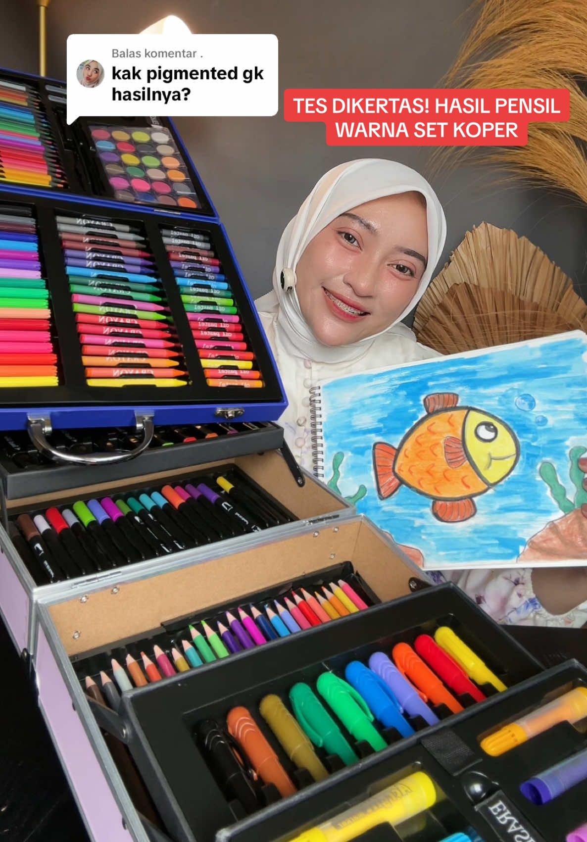 Membalas @. “Pensil warna murah belum tentu murahan! 😍 Banyak yang nggak percaya kalau Set Pencil Warna bonus koper ini cuma 100 ribuan, tapi warnanya sebagus itu! ✨ Untuk yang tanya ‘Apakah pigmented?’ atau ‘Bisa dipakai lomba?,’ aku udah coba langsung di kertas, dan hasilnya bener-bener WOW! 🌈 Warna cerah, lembut, dan gampang banget dipakai buat shading. Jangan biarkan harga murah bikin kamu ragu, ini bukti kalau kualitas tetap nomor satu! Yuk, buruan cek dan rasakan sendiri hasilnya! ❤️ #cuantanpabatas #MegaGuncang1212 #GebyarbelanjaDesember #WIBGAJIAN #pensilwarna #pensilwarnaset #setpensilwarna #crayonanak #pensilwarnaanak #mewarnaigambar #yearendsale #wibgajian #Gebyarbelanjajanuari #cuantanpabatas #megaguncang1212  