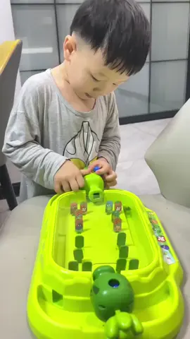 asyikk dapat mainan baru dari bunda 🥰🥰#anak #anakanakmain #mainananak #mainanedukasi #mainanviral #mainananakindonesia #edukasianak #mainan #mainanmurah #edukasianak #mainanviral #mainanunik #mainan 