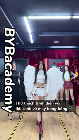 Trình diễn với cánh và máy bong bóng 🫧 #bybacademy #thanhhuyennguyen #daotaonguoimau #imentertainment 