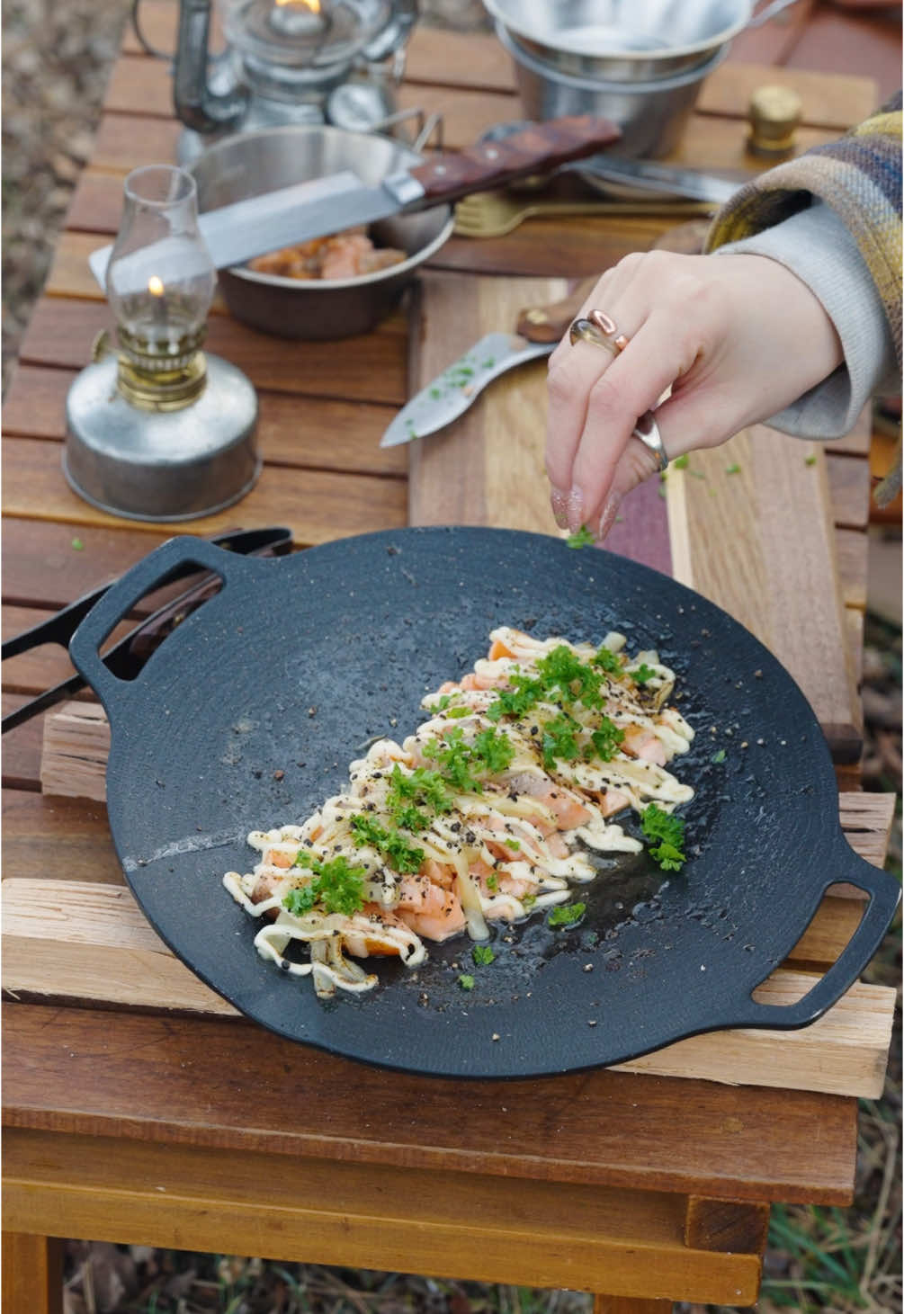 サーモン炙りマヨチー🐟茄子とトマトのミートパスタ🍝 　 レシピはコメント欄に記載してます🫶 　 #tiktokfood #camp #outdoor #キャンプ #料理 #レシピ #cooking 